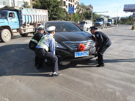 开车最怕蹭底盘，严重影响车辆安全，教你几种技巧化解
