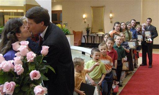 美国夫妇一胎生下17个孩子,美国夫妇生育子女