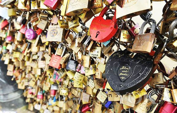 你就像一把钥匙打开了我的心,你若不接受我的心我便锁住我的爱