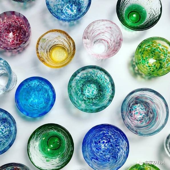 年夜饭香喷喷举起酒杯敬家人,年夜饭的碗和酒杯