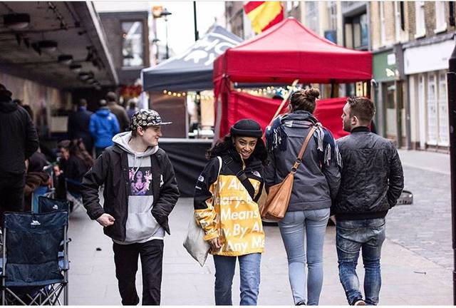 supreme和lv联名的世纪双肩包,supreme和lv联名红色手拿包