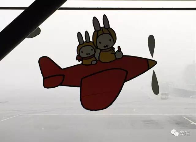 呕吐、洒食物、睡不好、拉臭臭，带娃坐飞机的“幺蛾子”怎么解决？