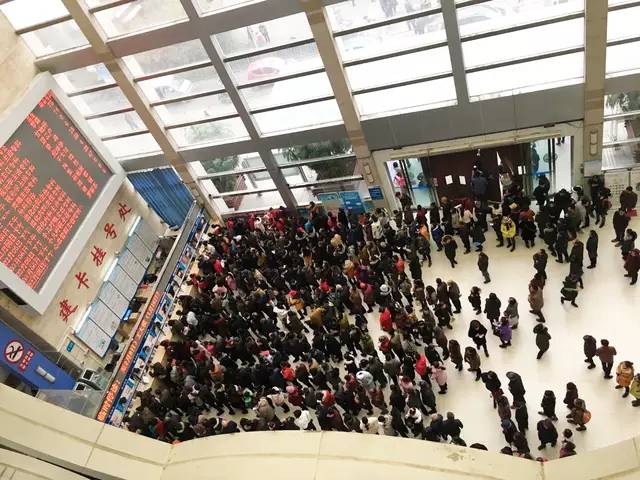 「康健」火车站？机场？NO！节后各地医院都被挤爆了！人山人海，堪比春运……
