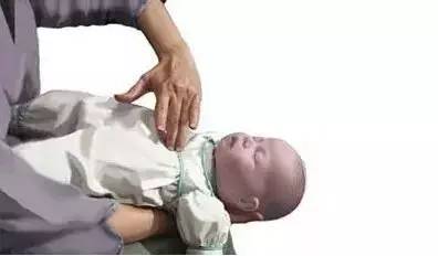 男孩咳嗽一星期被发现白肺,8个月男童反复咳嗽