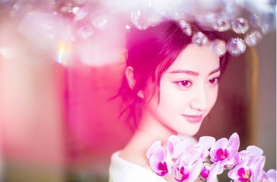 景甜素颜登封面大秀清透冷白美肌,景甜绝世倾城