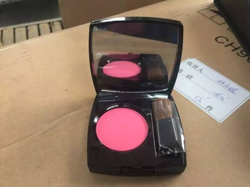 凭祥海关查获千件“香奈儿”化妆品，你在朋友圈买的“情人节礼物”可能没了……「930新闻眼」