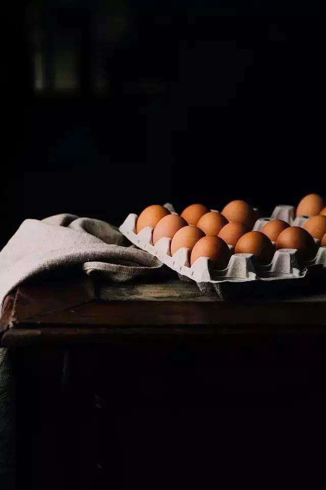 生吃鸡蛋和鸡蛋壳的好处,为什么吃鸡蛋有营养