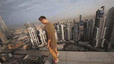 看外国人是怎么骑摩托车的,外国人楼顶平衡车