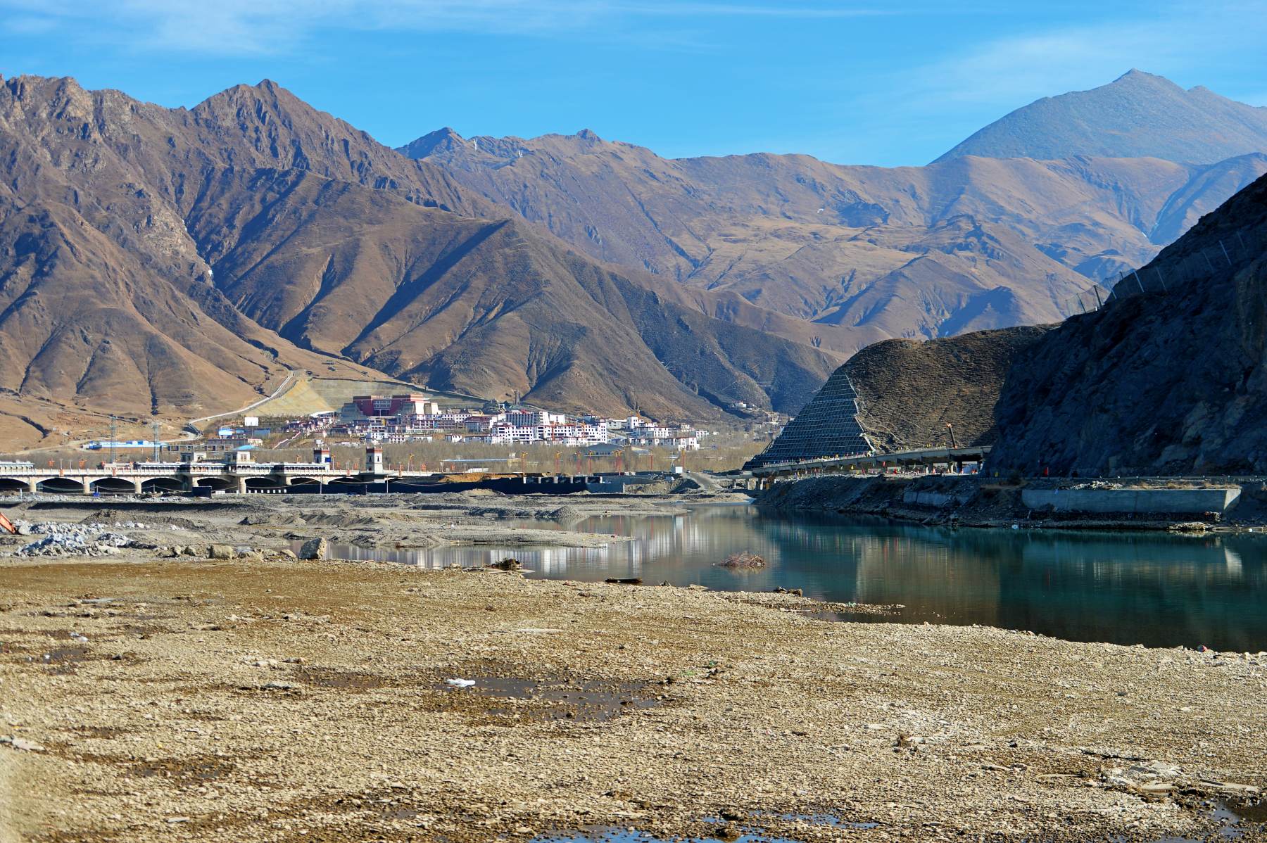 河道被挖开,被挖出来的河