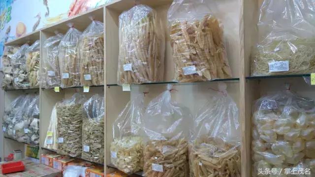 他说，要买点茂名特产回家拜年