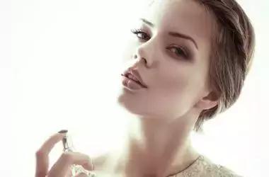 粉底液清透细腻混油皮,粉底液干皮如何做保湿