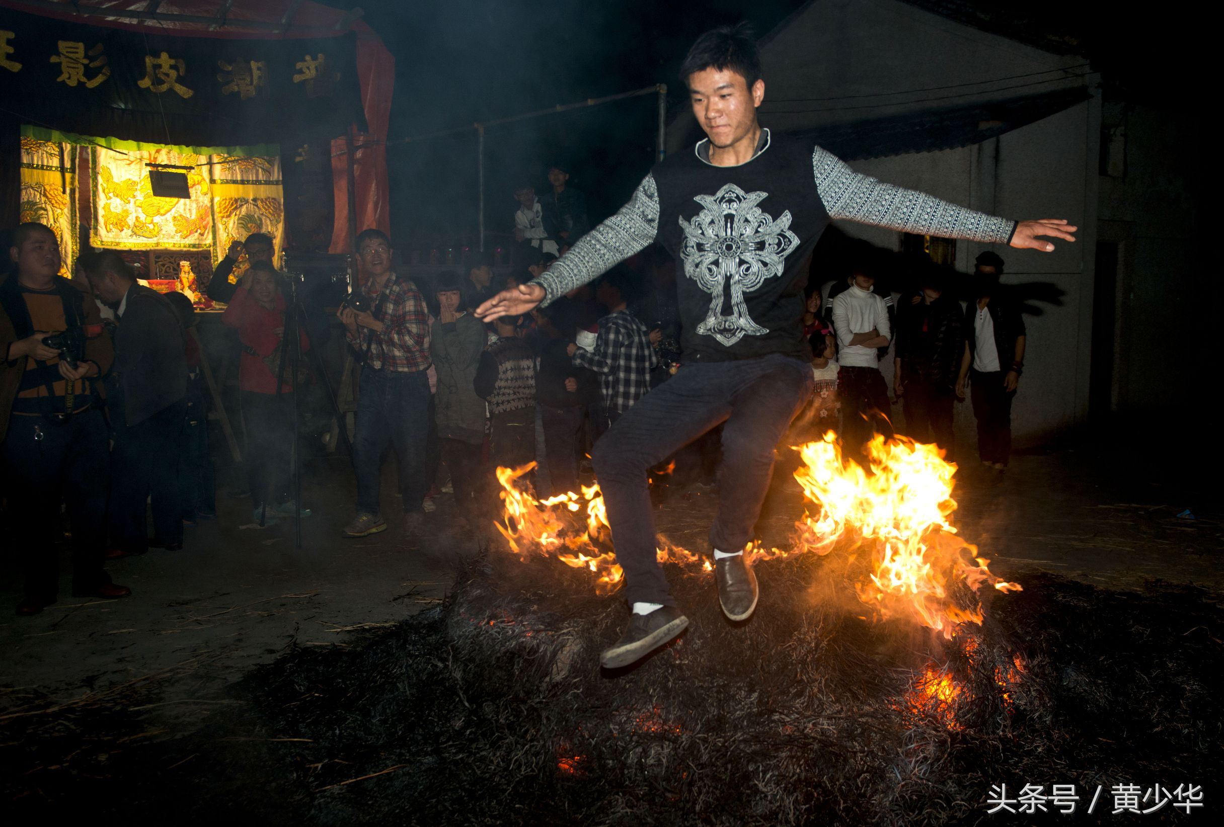 广东普宁民俗送香船跳火堆