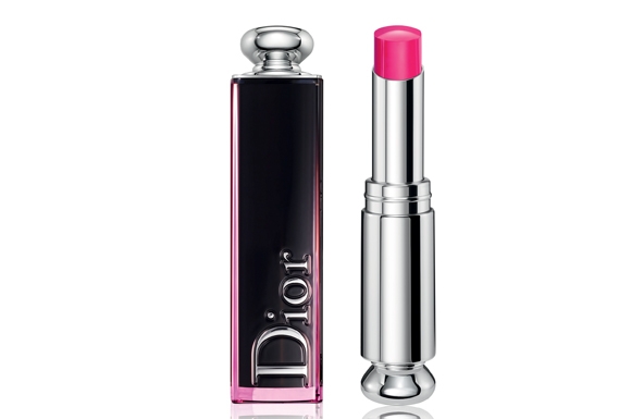 去年人鱼眼泪卖翻！今年日本妹又在抢这支月光唇蜜