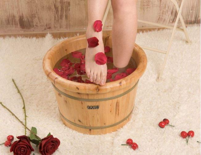 你还在用泡脚的药吗,你还在用白开水泡脚吗