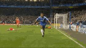 足球搞笑过人动图,爆笑足球笑死人的时刻