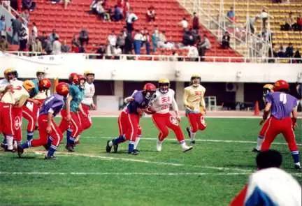 橄榄球重量级对抗,橄榄球赛激烈对抗