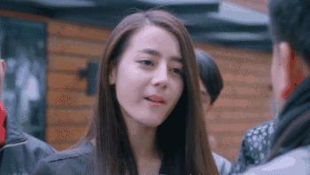 女生的嘴是撅着的,姑娘的嘴