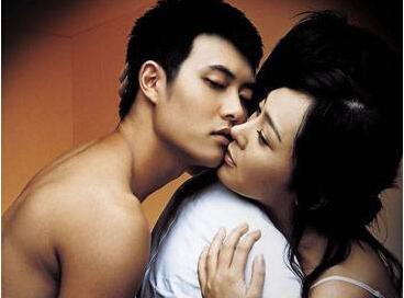 商人遭遇妻子背叛，带走妻子的男人得白血病，他却给了他们40万