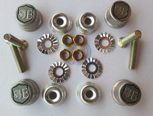 车牌处只有两个螺丝孔,车牌只有2个孔必须装4个螺丝吗