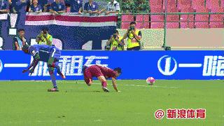 踢球碎屏吓人视频,足球断腿集锦