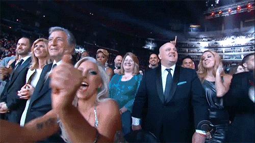 ladygaga中场秀超级碗摔倒,ladygagapaparazzi现场版