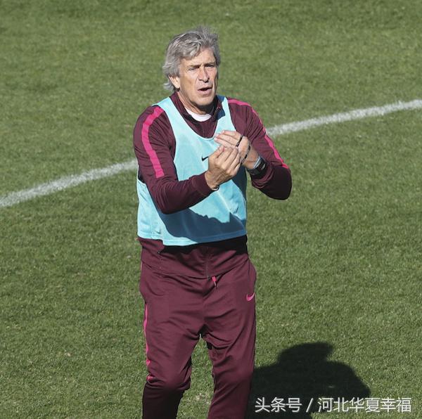 众将勤练佩帅开小灶阿洛“飞鞋”戏耍门将（GIF）