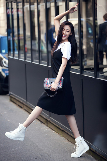 张天爱鳄鱼与牙签鸟长腿,万人迷的长腿美女张天爱