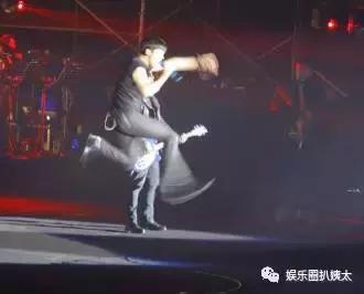 张杰下腰歌唱,张杰大张伟开场舞