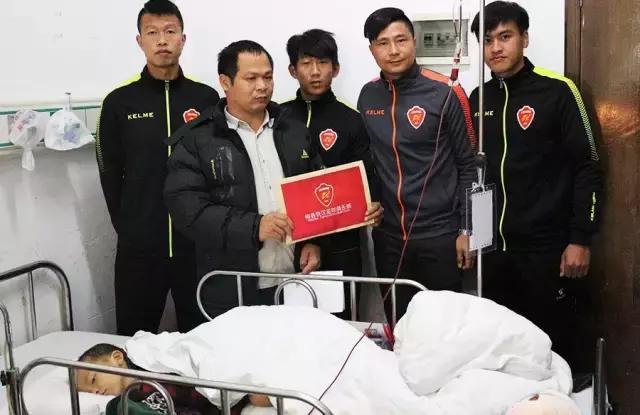 公益行梅县铁汉足球俱乐部为“小洋”献爱心