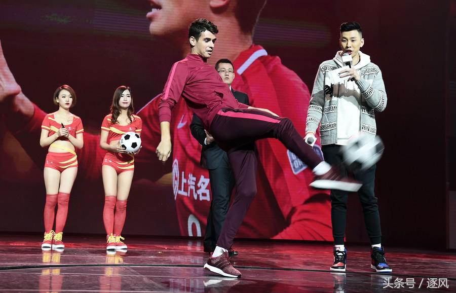 上海上港球员车模互动！武磊、奥斯卡显青涩！