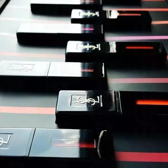 ysl七夕限定礼盒有粉气垫和口红吗 (ysl七夕限定口红礼盒小卡片)