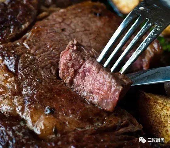 煎出鲜嫩牛排的做法,牛排怎么烤才能鲜嫩多汁