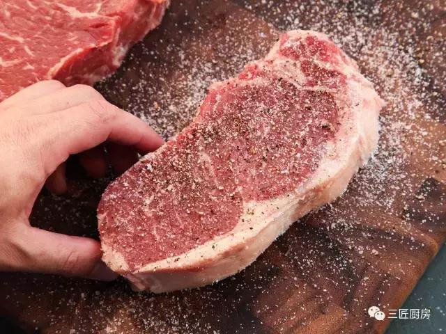 煎出鲜嫩牛排的做法,牛排怎么烤才能鲜嫩多汁