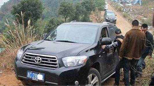 前边的汉兰达麻烦让一下，上不了坡你别挡着人家宝来和奥拓！