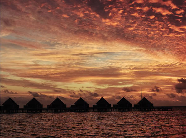 马尔代夫美居岛旅游,体验马尔代夫水屋