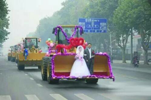 农村最有特色的接亲车队,城里人真会玩迎亲视频