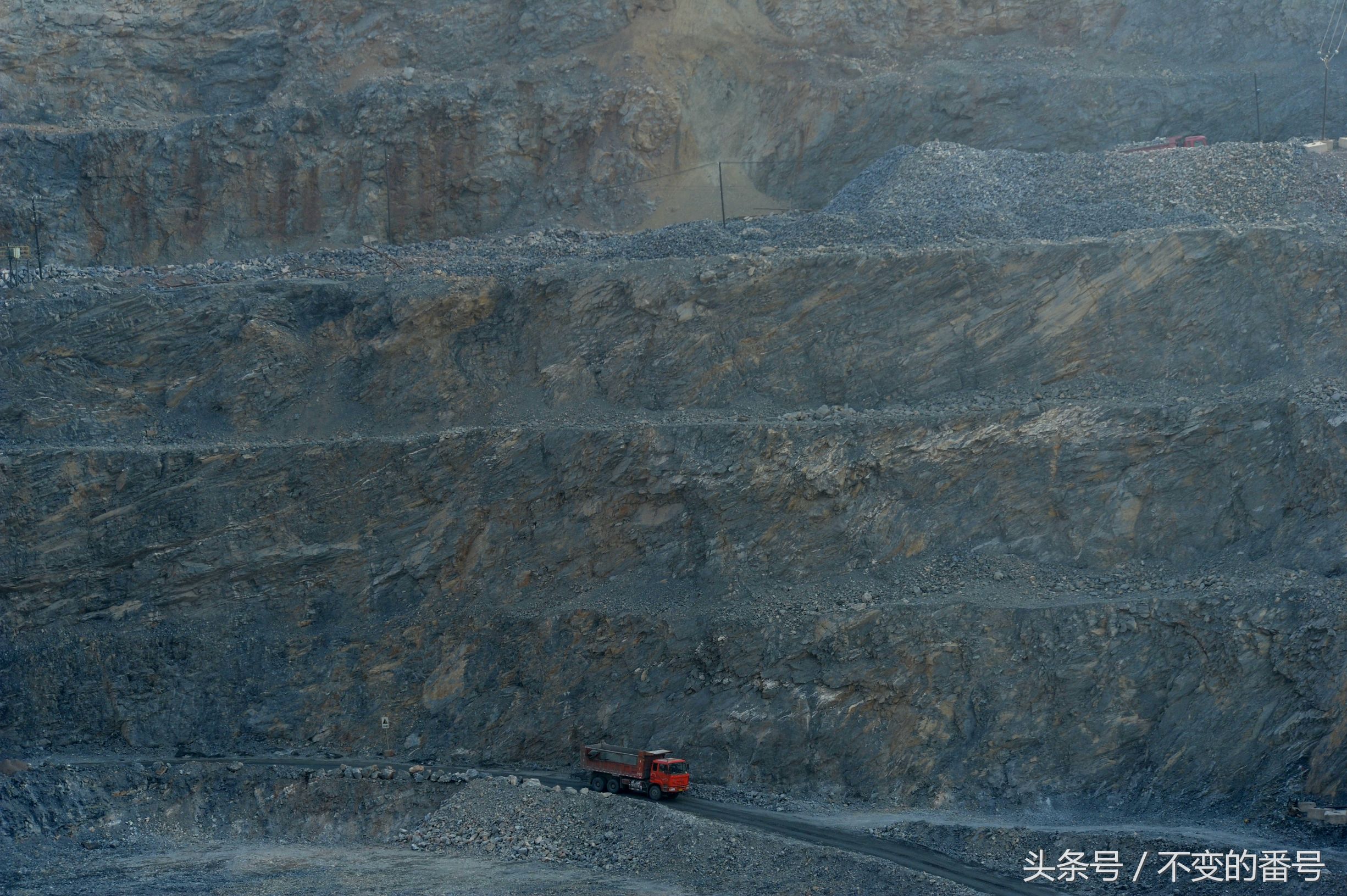 万达大连石灰石矿规划,大连石灰石矿大坑最新规划