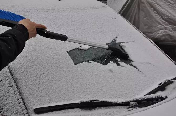 车上的雪不清理等自己化了可以吗,下雪了车怎么清理最快