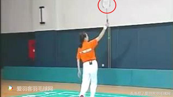 羽毛球反手发高远球动作讲解示范,羽毛球握拍教学视频李玲蔚