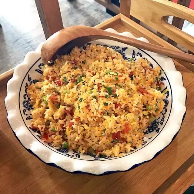 干倒了卖龙虾的，又抢了酒吧生意！这家店到底有什么魔力？