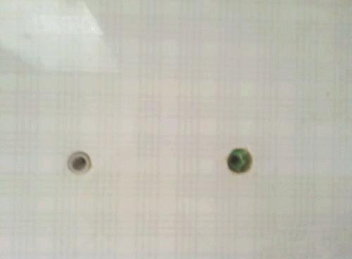 瓷砖上打孔老是打烂墙砖？老师傅说想在墙上钻孔你得这么做