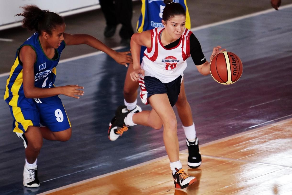 打篮球和踢球哪个比较累,打篮球比踢球还累吗