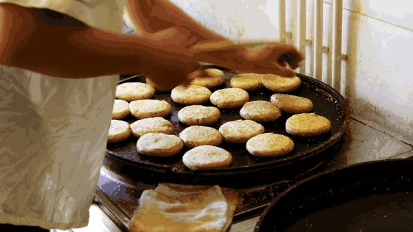 一天1万个都不够，这个北京爷们用40年创造了麻酱烧饼的传奇！