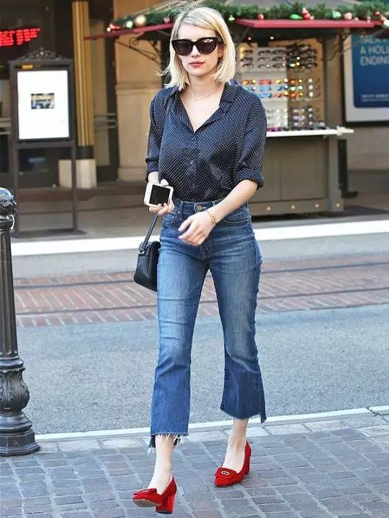 牛仔裤卷裤脚好看还是不卷好看,不剪裤脚的牛仔裤春夏新款