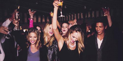 这家店靠一块INS美食博主的星空蛋糕，就把少女心秒成渣渣！涂红唇就打折，男生涂折更低！