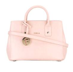 这个从不摘墨镜的酷女孩，竟然把粉红色穿得这么好看！