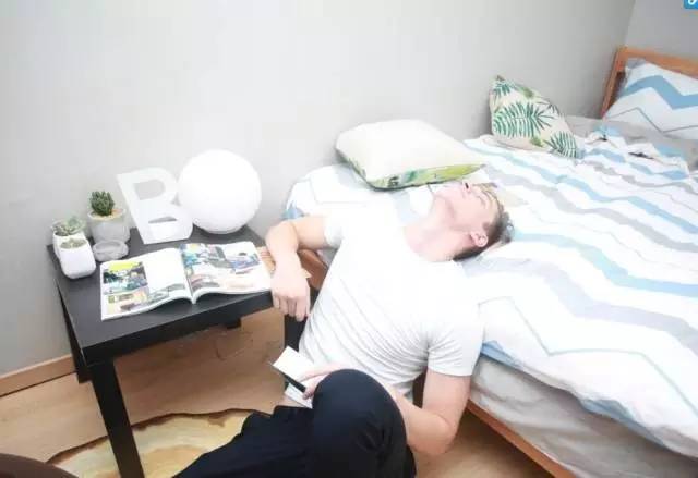 外国小鲜肉只花400元竟然租到了北京二环的房子,然而刚拿到房子的瞬间却差点哭了出来