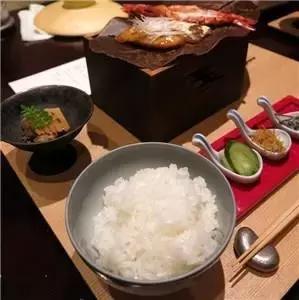 吃米饭提前2个月预约，一家濒临倒闭的百年米店现年入15亿！