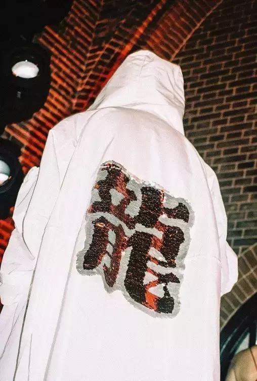 外国人把“酱油”穿在身桑,时尚界都流行用中文装逼啦!