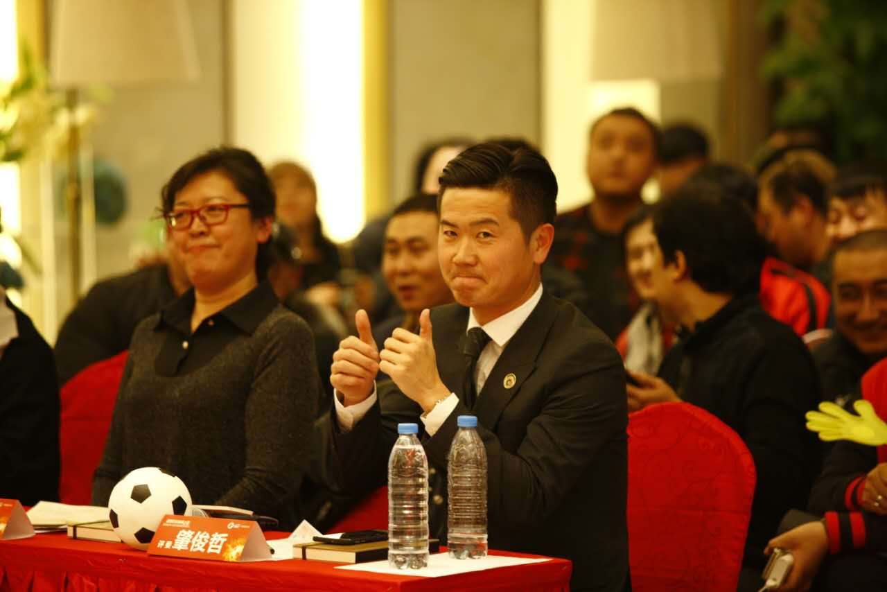 辽足球迷高歌,辽足助威歌